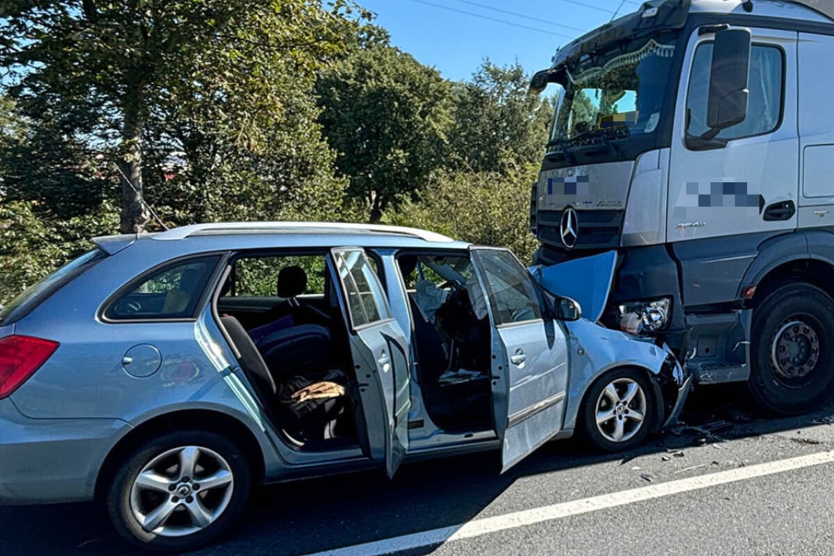 Skoda kracht gegen Leitplanke und Lkw: Vollsperrung!