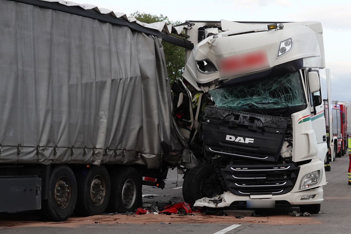 Wieder A2 Wieder Stauende Vollsperrung Nach Nächstem Schlimmen Lkw Unfall