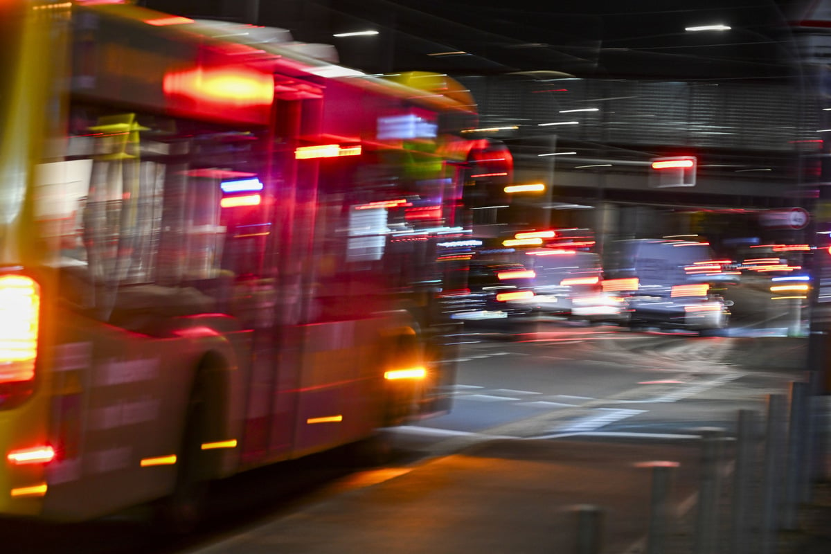 Unbekannter feuert beim Überholen auf fahrenden BVG-Bus!