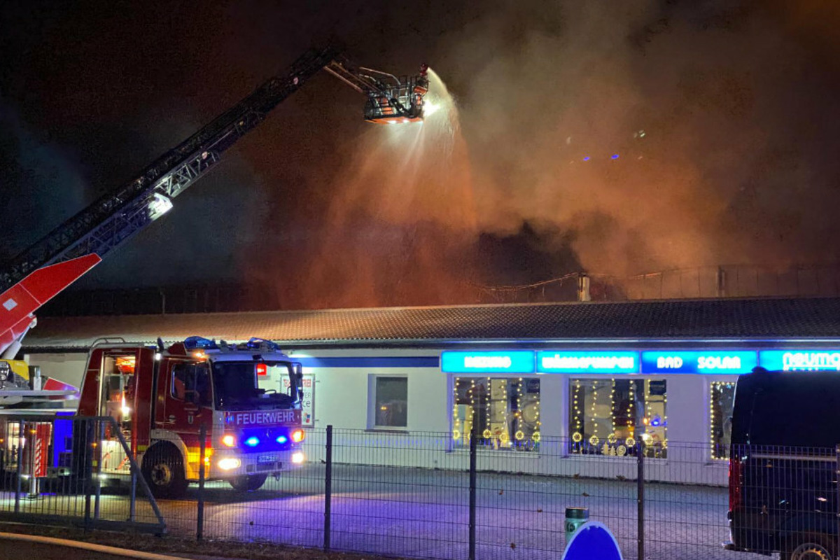 Flammeninferno in Lagerhalle: Millionenschaden nach Großbrand in Leegebruch