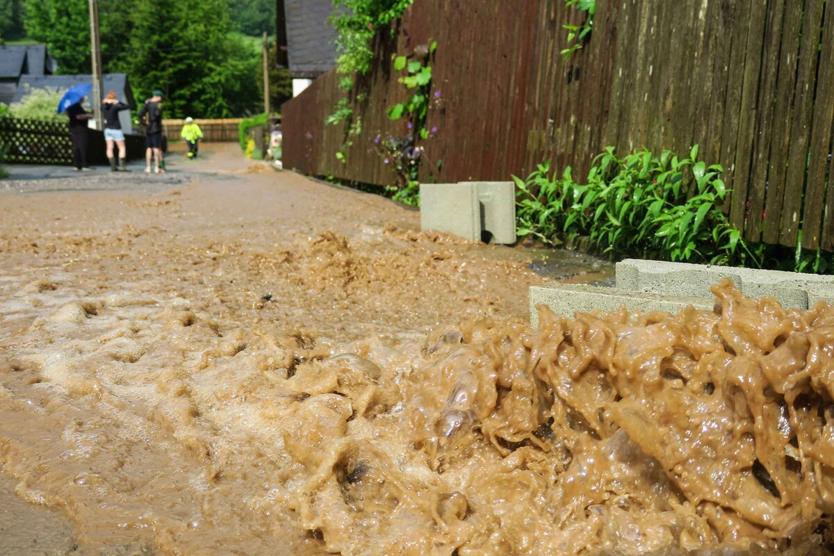 Erzgebirge: Unwetter verwandelt Straßen in reißende Flüsse!