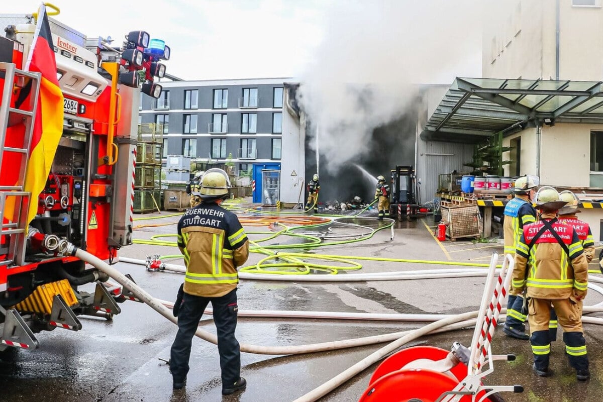Große Rauchwolke über Stuttgart: Lagerhalle abgebrannt, Warnung aufgehoben