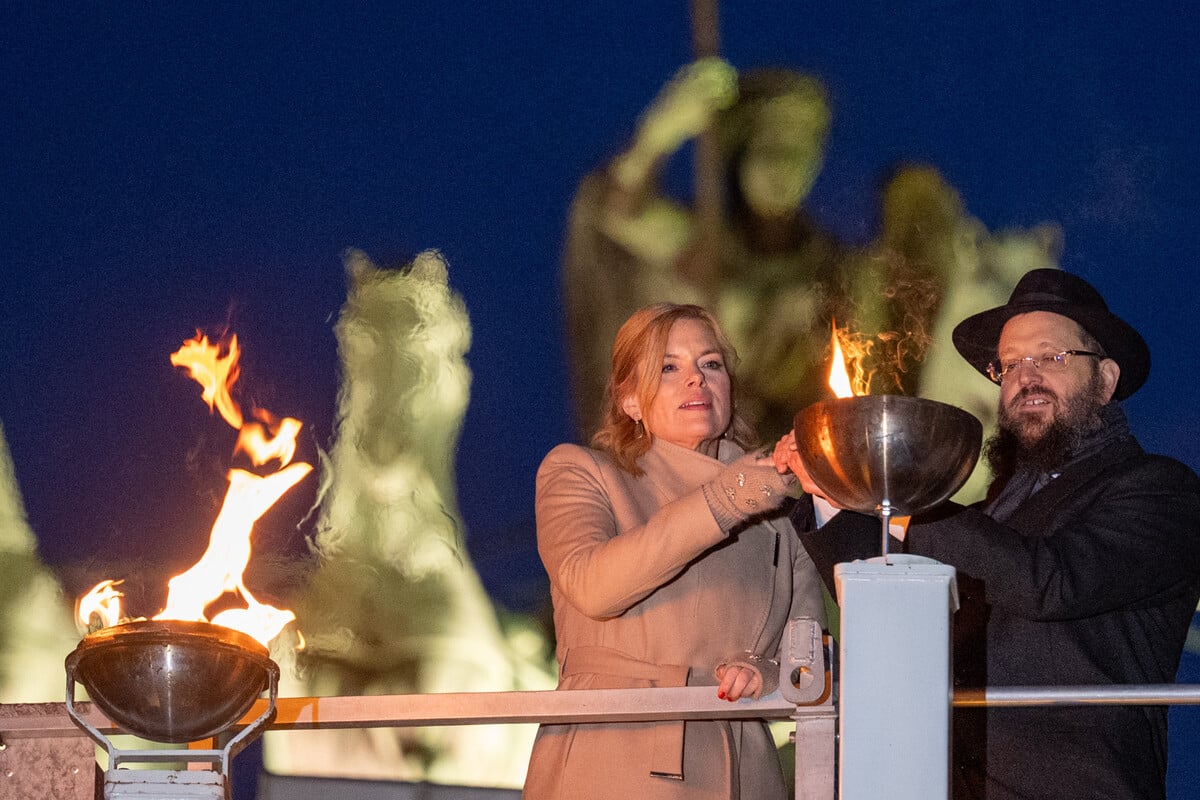 Nach-Sydney-Anschlag-Kl-ckner-entz-ndet-Chanukka-Licht-in-Berlin