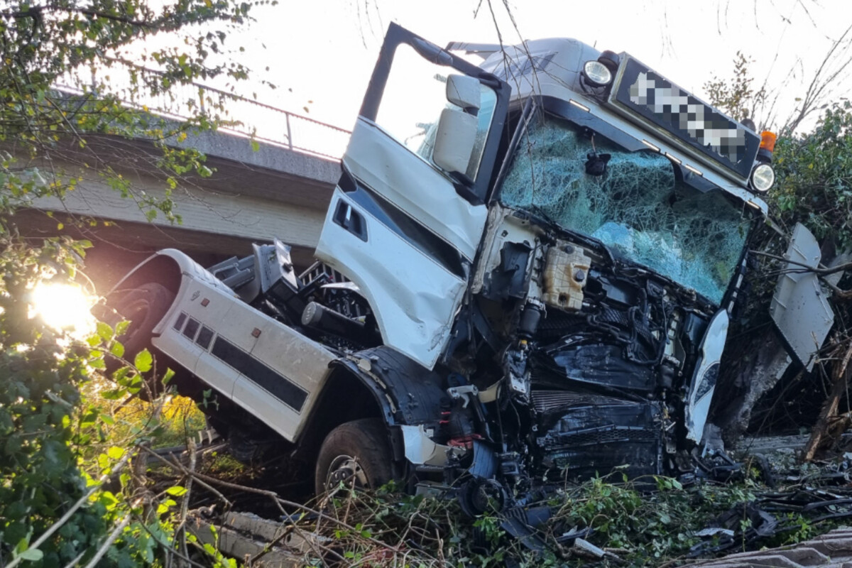 Lkw kippt nach Unfall zur Seite und verliert tonnenweise Kies - Fahrerin (23) schwer verletzt!