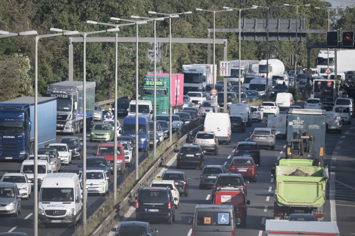 Vollsperrung nach Unfall auf A10: Stau in beide Richtung