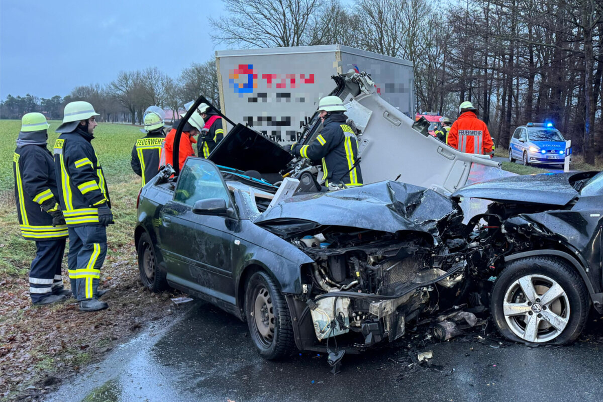 Bremervörde: Frontal-Crash in Kurve! Frau muss aus Wrack gerettet werden