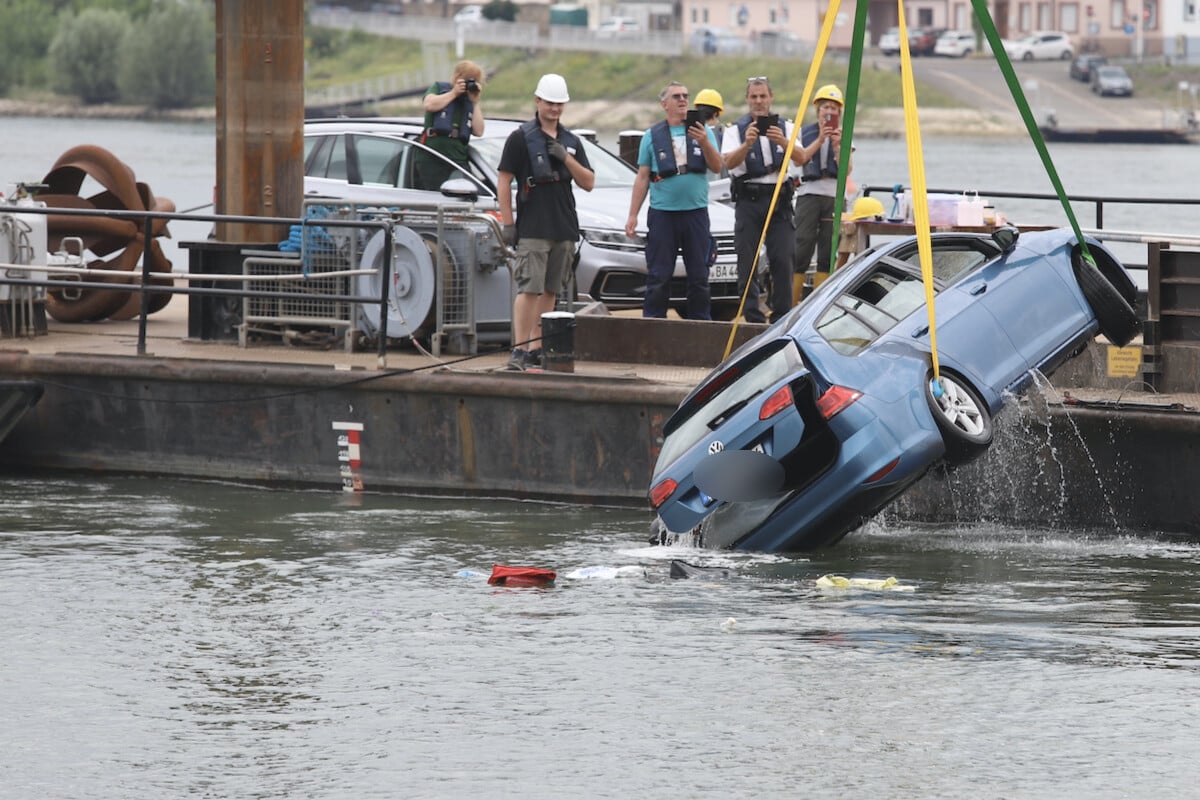 Kurioser Unfall auf Fähre: Seniorin gibt Gas und landet mit VW im Fluss