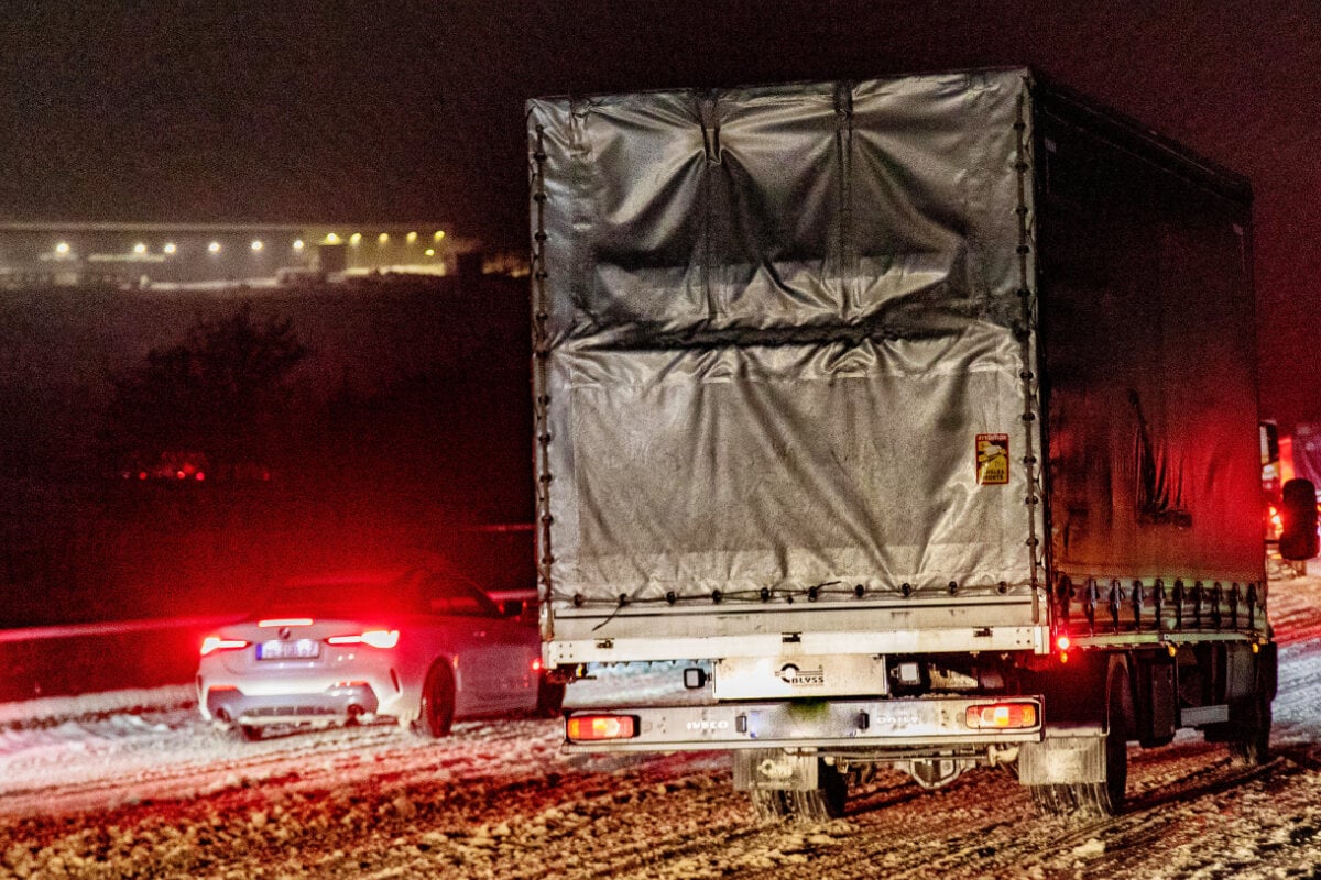 Schwere-Schneef-lle-Lastwagen-blockieren-Stra-en-in-Hessen