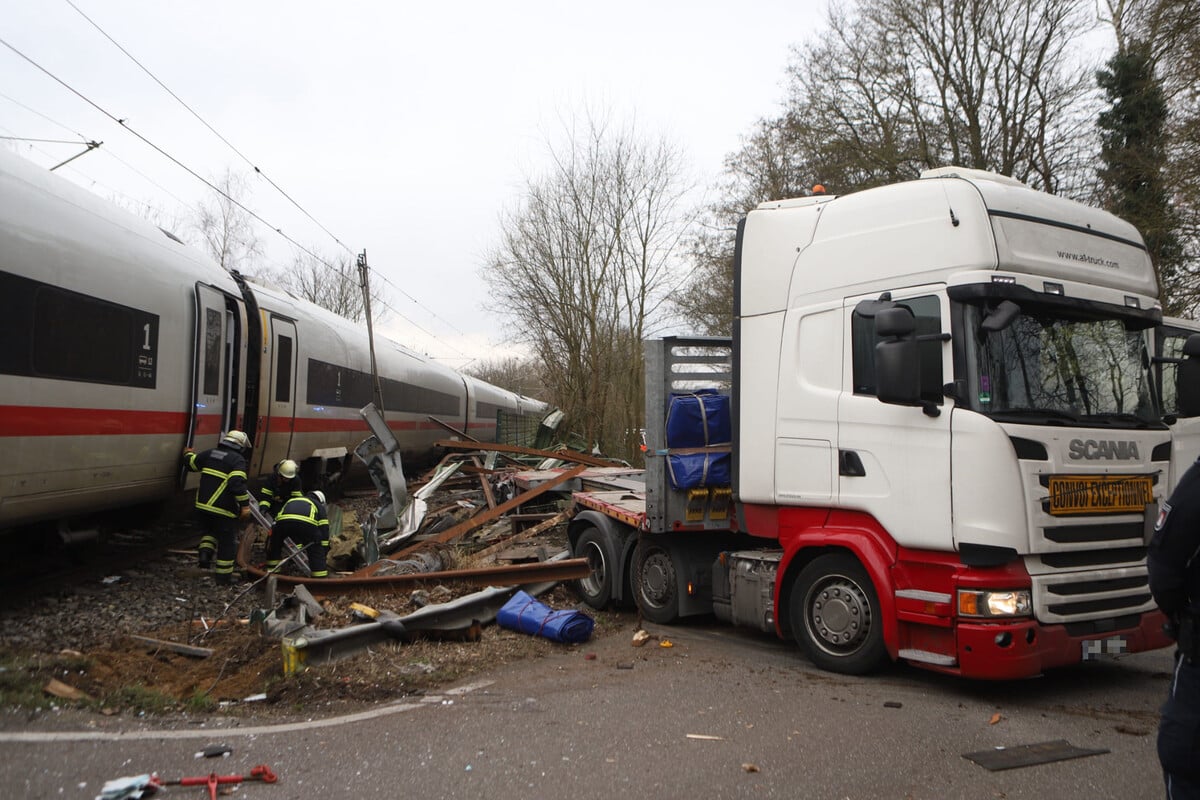 nach-t-dlicher-kollision-am-bahn-bergang-lkw-fahrer-festgenommen-fotos-zeigen-zerst-rung