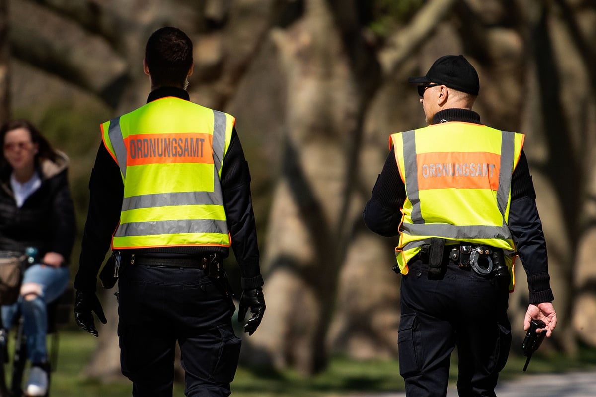 Versuchter Totschlag? Frau überschüttet Ordnungshüter mit Benzin und will ihn anzünden
