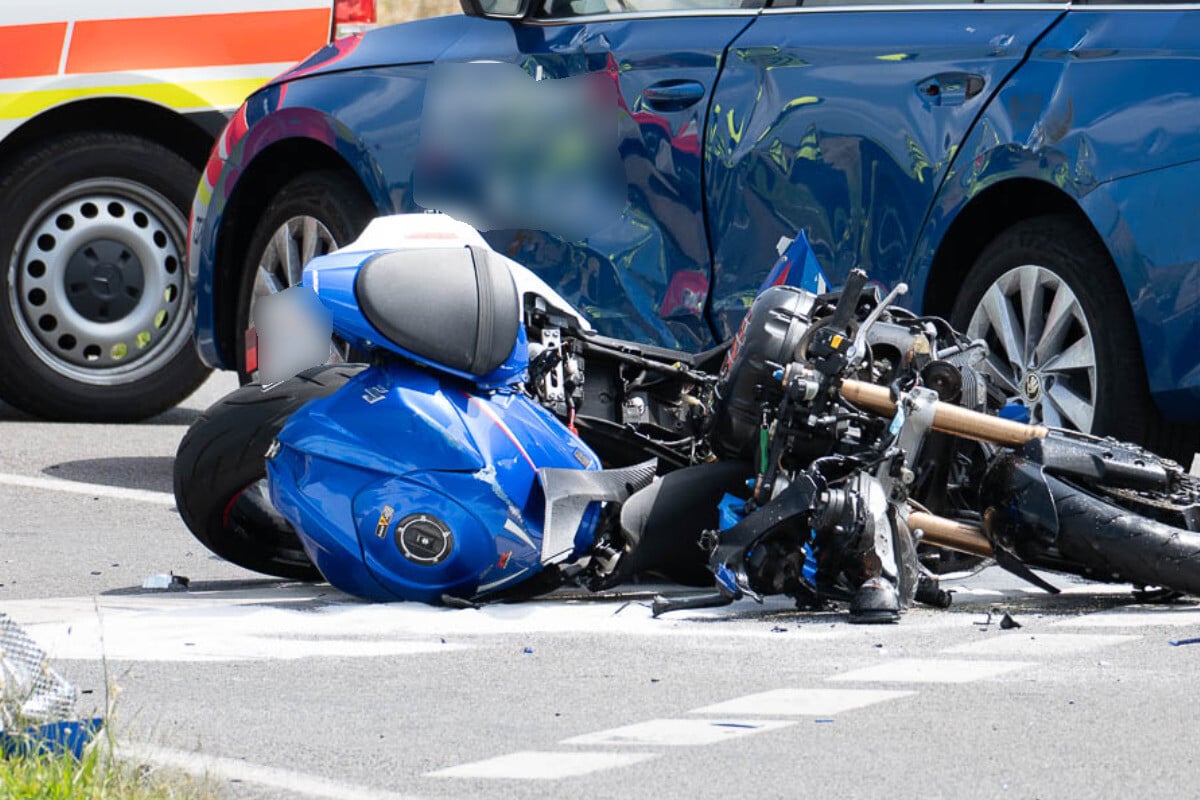 Motorrad kracht auf Kreuzung in Auto: Biker stirbt in Krankenhaus