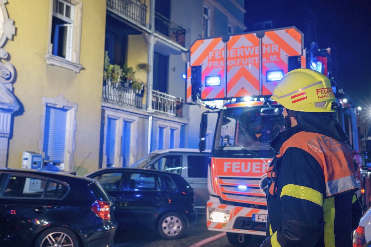 Wohnungsbrand in Bornheim: Bewohner bei Löschversuch mit Gießkanne schwer verletzt