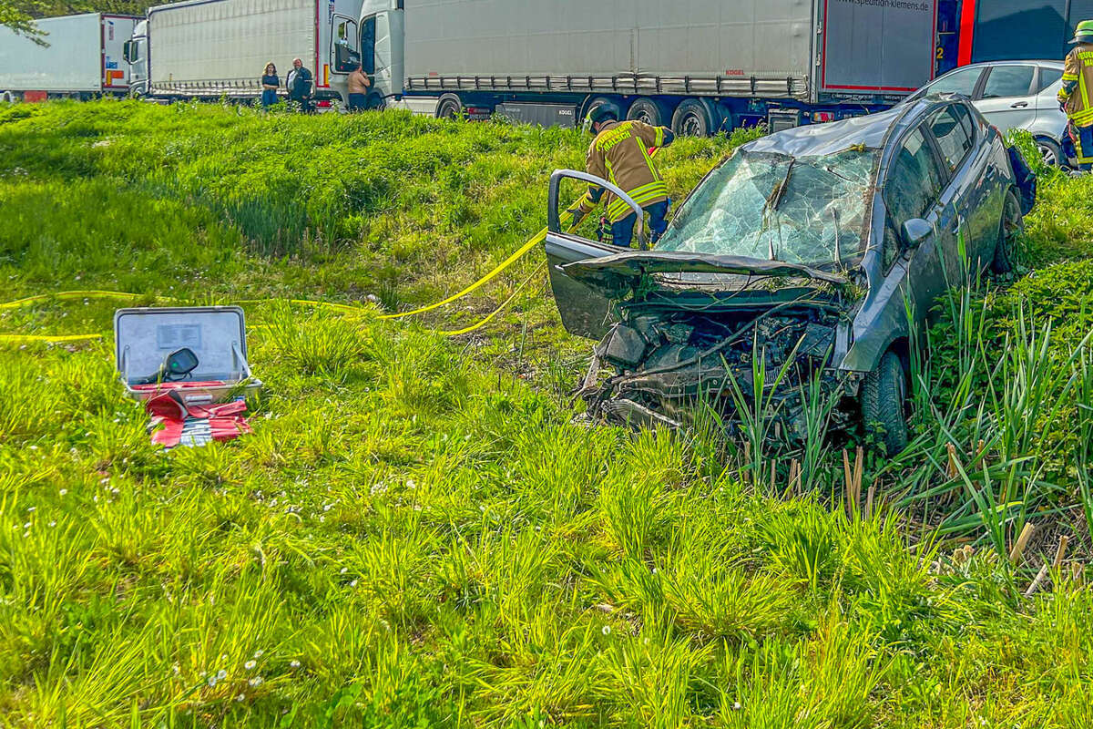Schwerer Unfall auf der A5: Opel-Fahrer schwer verletzt
