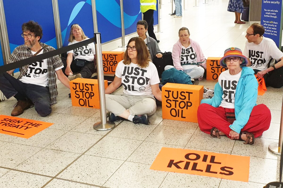 Klima-Demonstranten blockieren Flugreisende