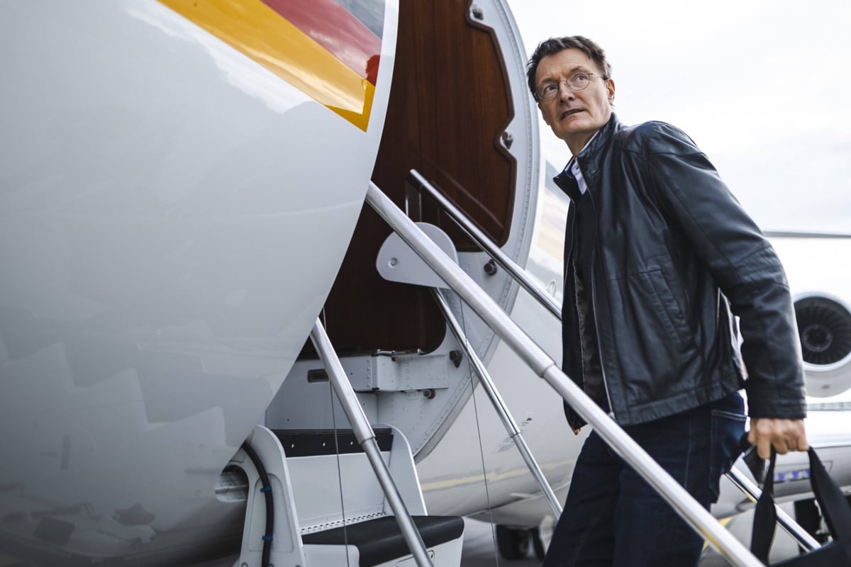 Karl-Lauterbach-will-Flugzeug-besteigen-Pl-tzlich-f-llt-ein-Schuss-