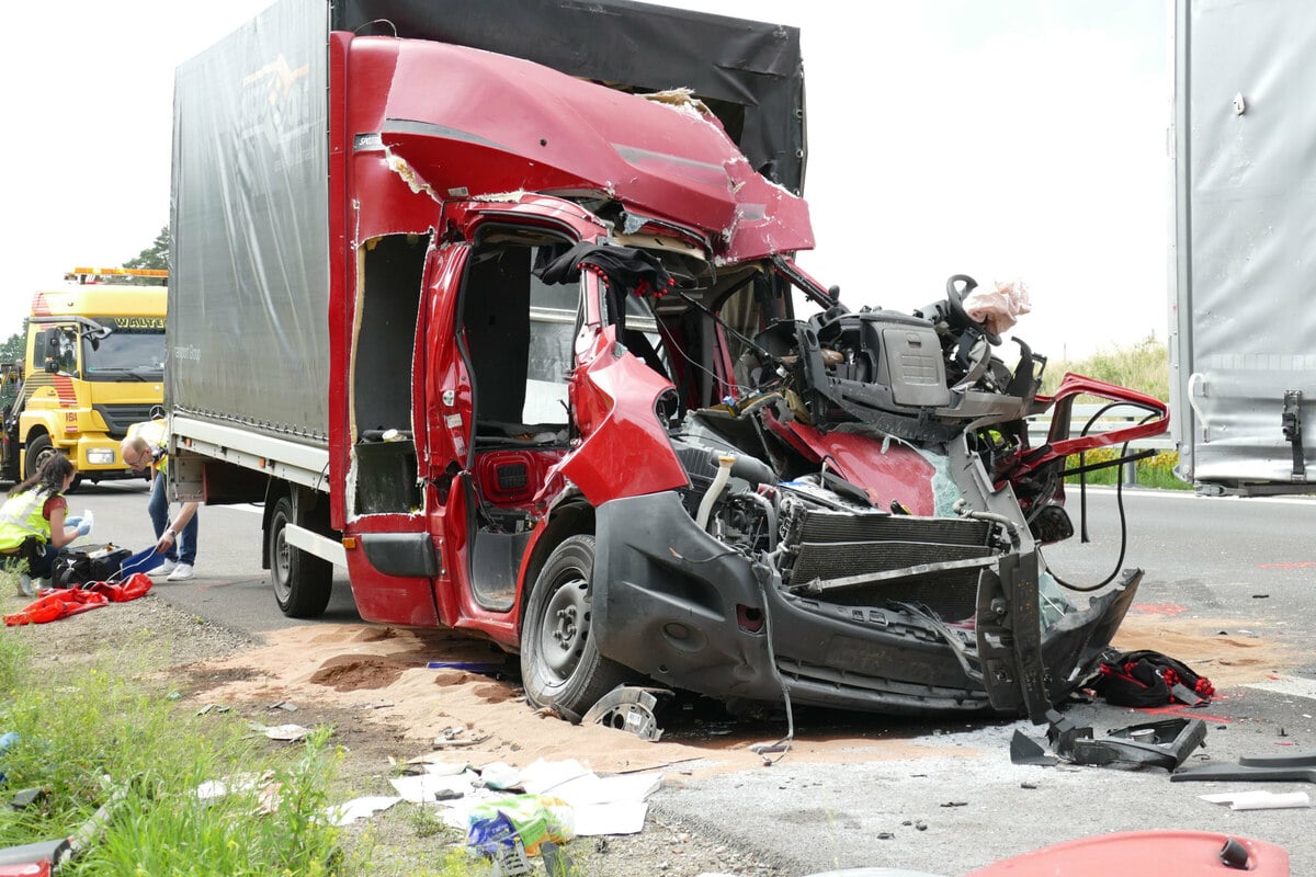 Unfall A12 Tödlicher Crash Kleinlaster Kracht Ungebremst In Lastwagen Tag24 8747