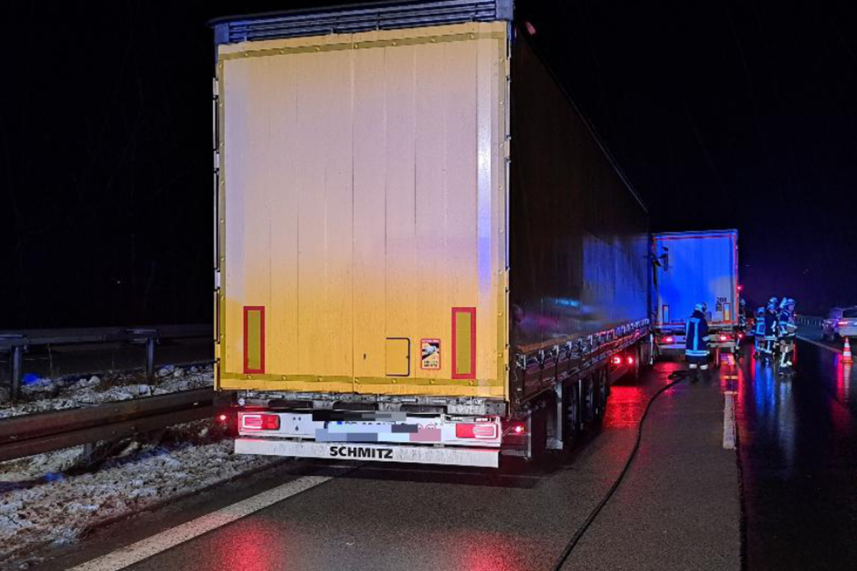 Hoher Schaden Bei Unfall Auf A3 Nahe Windorf - Laster Kracht In Sattelzug