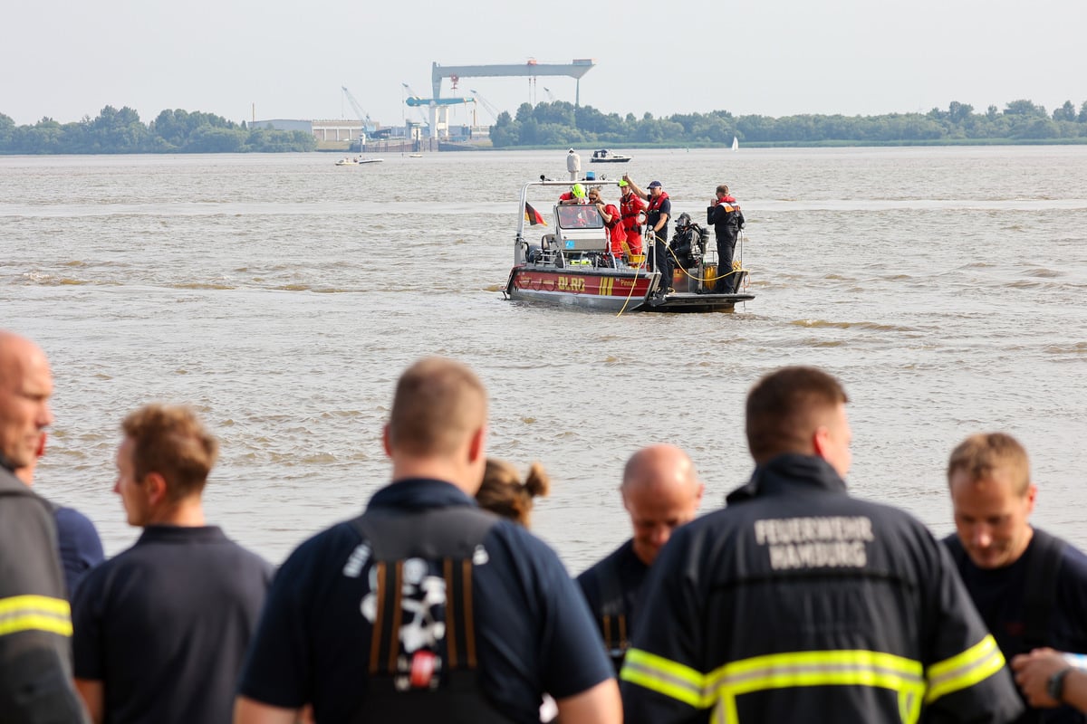 Großaufgebot an der Elbe: Taucher suchen vermisstes Kind, Hubschrauber im Einsatz