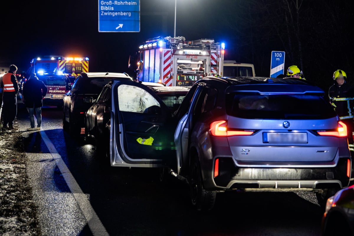 Schwerer-Auffahrunfall-bei-Winterwetter-Vier-Autos-krachen-auf-A67-ineinander