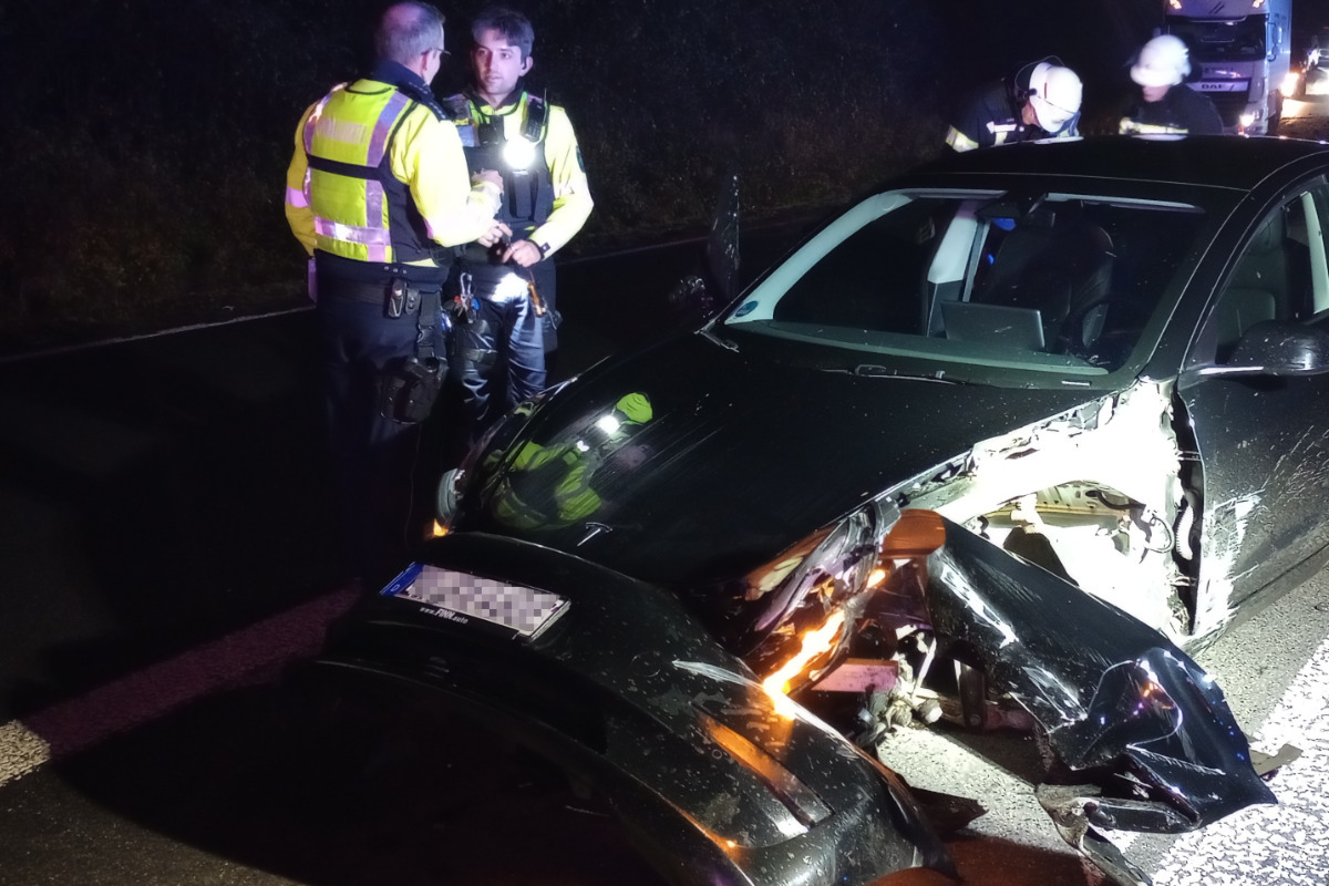 Tesla rammt Audi: Vollsperrung auf A560 - beide Fahrer im Krankenhaus!