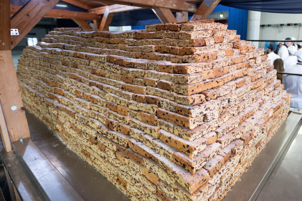 dresdner-stollenb-cker-vollenden-xxl-striezel-wer-kosten-will-sollte-sich-dieses-datum-merken