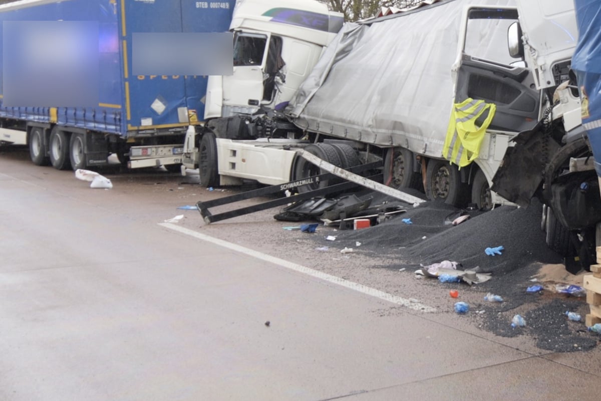 Drei Lkw in Unfall auf A1 verwickelt! Eine Person in Lebensgefahr, Autobahn weiter gesperrt