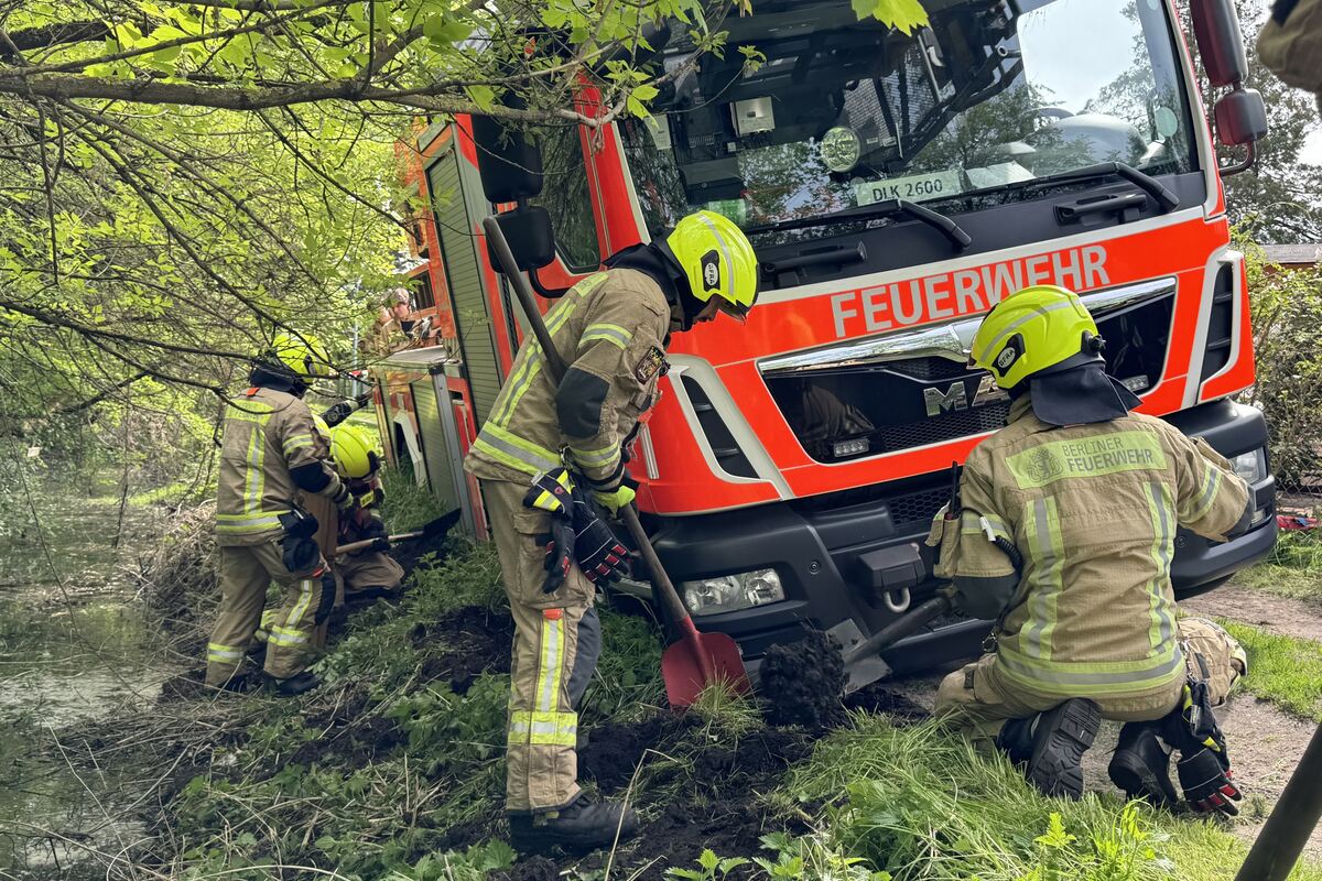 Berliner Feuerwehr kommt vom Weg ab und rutscht in Graben
