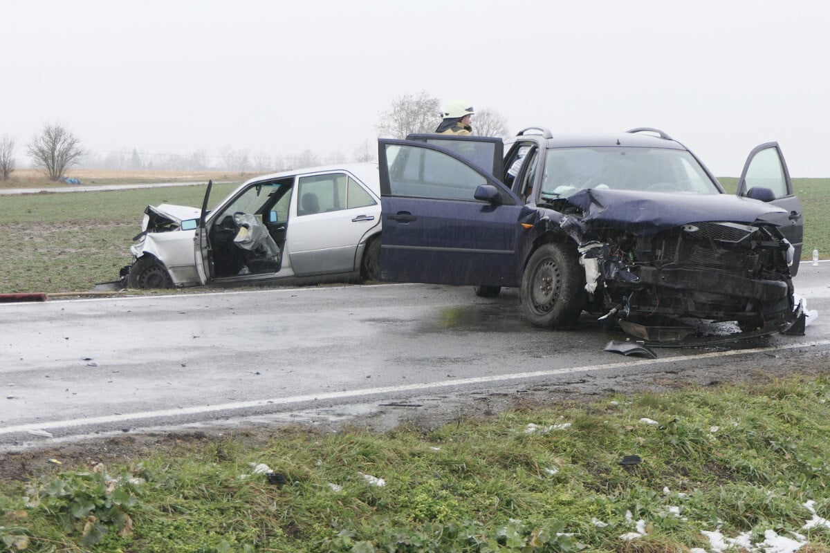 Autos Krachen Frontal Ineinander: Drei Verletzte Bei Unfall Nahe Grimma