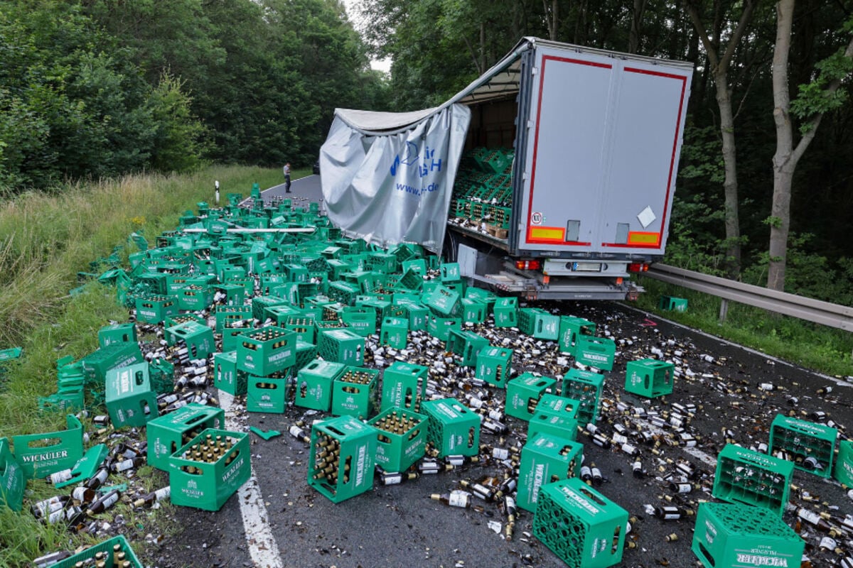Bier-Unfall in Sachsen: Lasterfahrer sorgt für 12.000 kaputte Flaschen