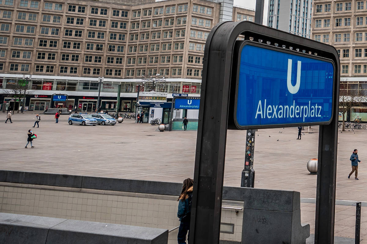 Mann stürzt in Berlin-Mitte auf die Gleise - dann fährt die U-Bahn ein