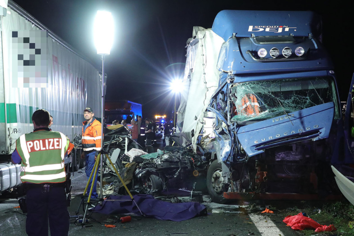 Horror accident on A4: truck drives into traffic jam, two people die