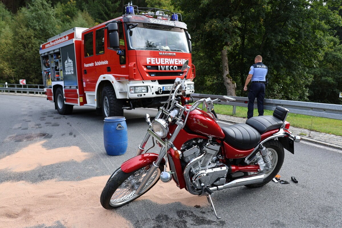 Motorradfahrer-liegt-schwer-verletzt-neben-Bundesstra-e-im-Erzgebirge-Vollsperrung-