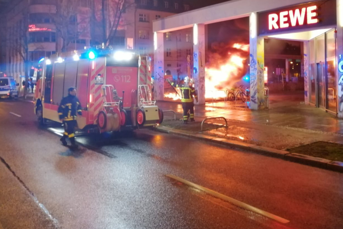 leipzig-einkaufswagen-am-rewe-in-flammen-in-connewitz-brennt-es-mal