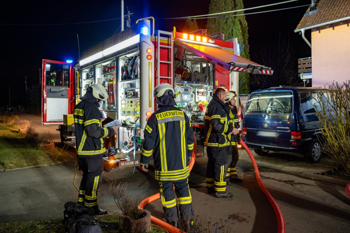 Frau-will-Ethanol-nachsch-tten-Einfamilienhaus-brennt-an-Heiligabend