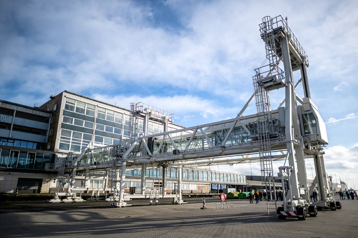 Als-ein-Mann-an-Bord-eines-Kreuzfahrtschiffs-gehen-will-klicken-die-Handschellen