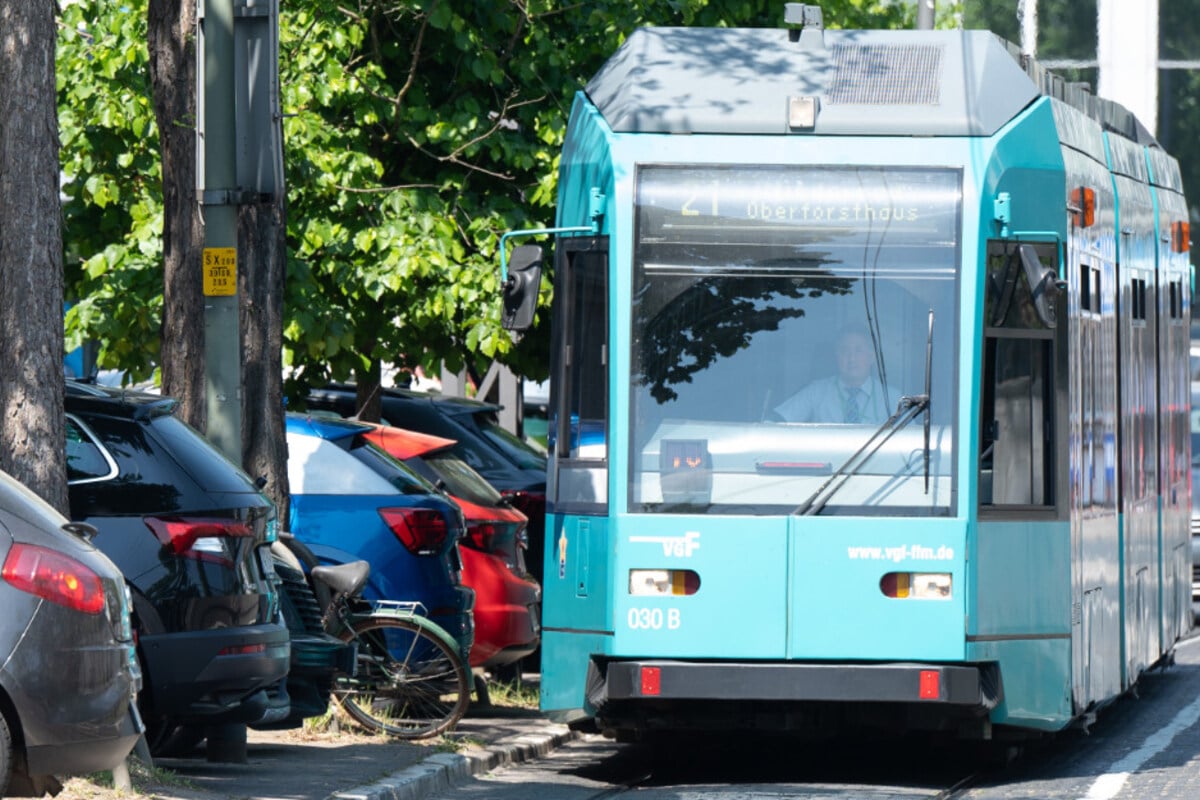 Schrecklicher Unfall in Frankfurt Mann (52) gerät unter Straßenbahn