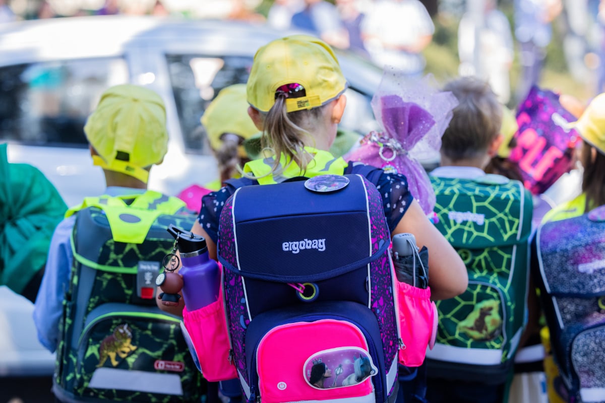 Autofahrer, runter vom Gas! Die Kinder gehen wieder in die Schule