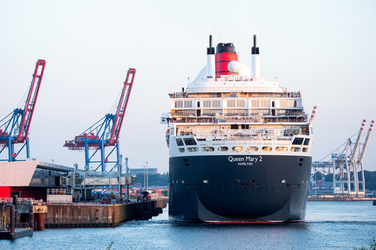 "Königin der Meere" angekommen: "Queen Mary 2" läuft in Hamburg ein