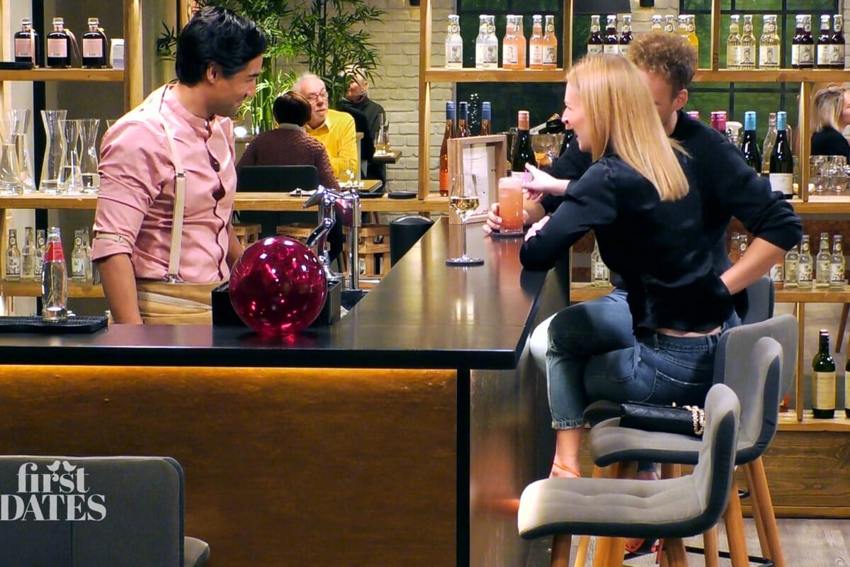 Als-Jonas-sein-Date-Leonie-begr-en-will-flirtet-die-lieber-den-Barkeeper-an