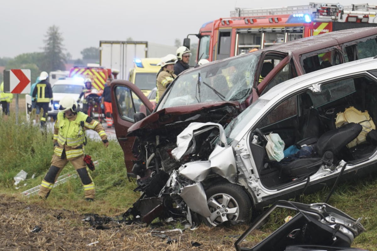 Heftiger Crash! Bundesstraße in Sachsen voll gesperrt