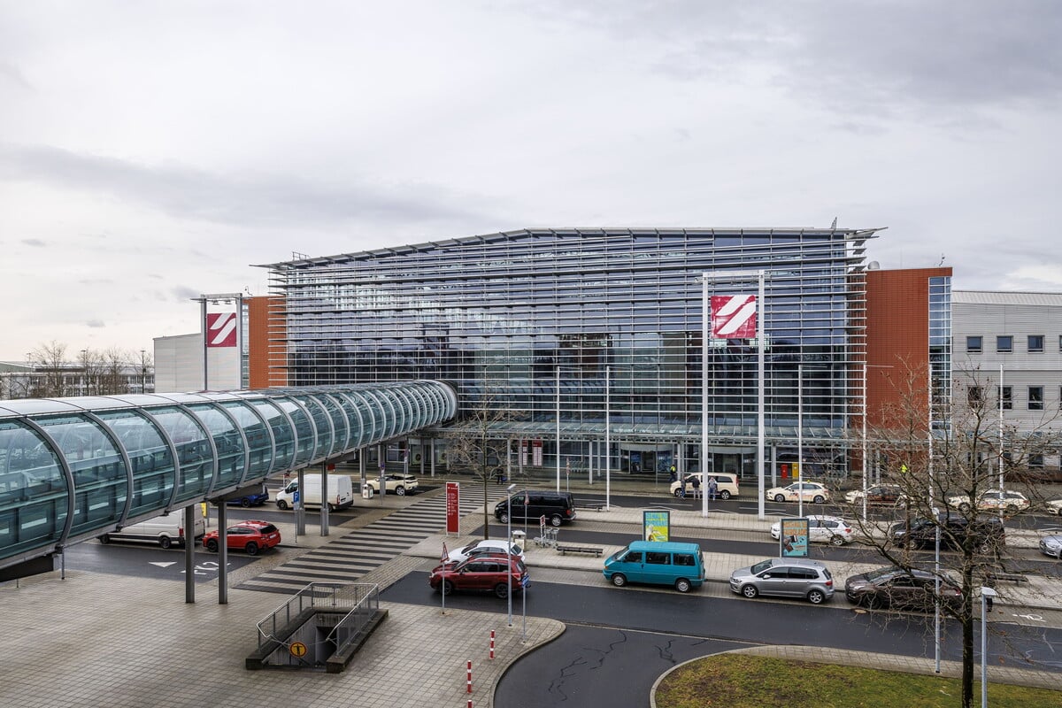 Störung mit Zugausfällen! Dresdner Flughafen vom Bahnverkehr abgeschnitten