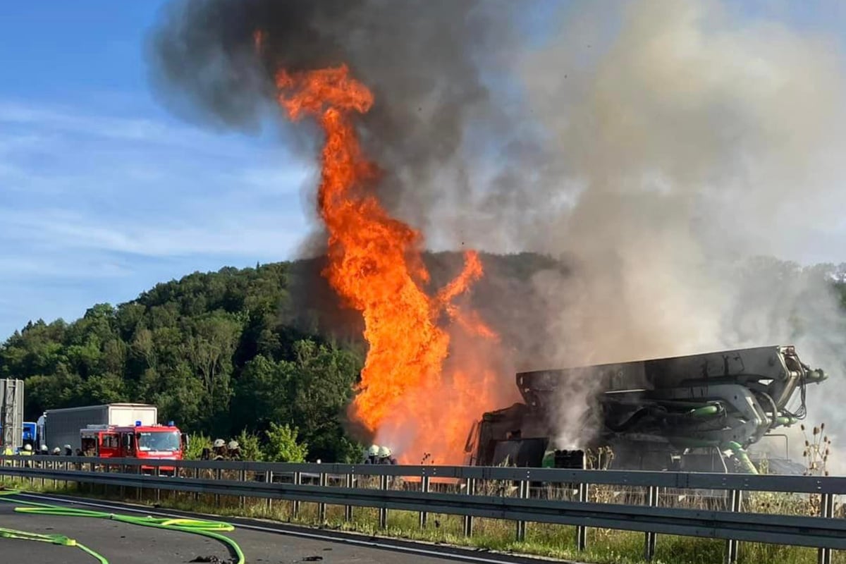 Vollsperrung auf der A38: Vier Lkw krachen zusammen, zwei brennen aus!