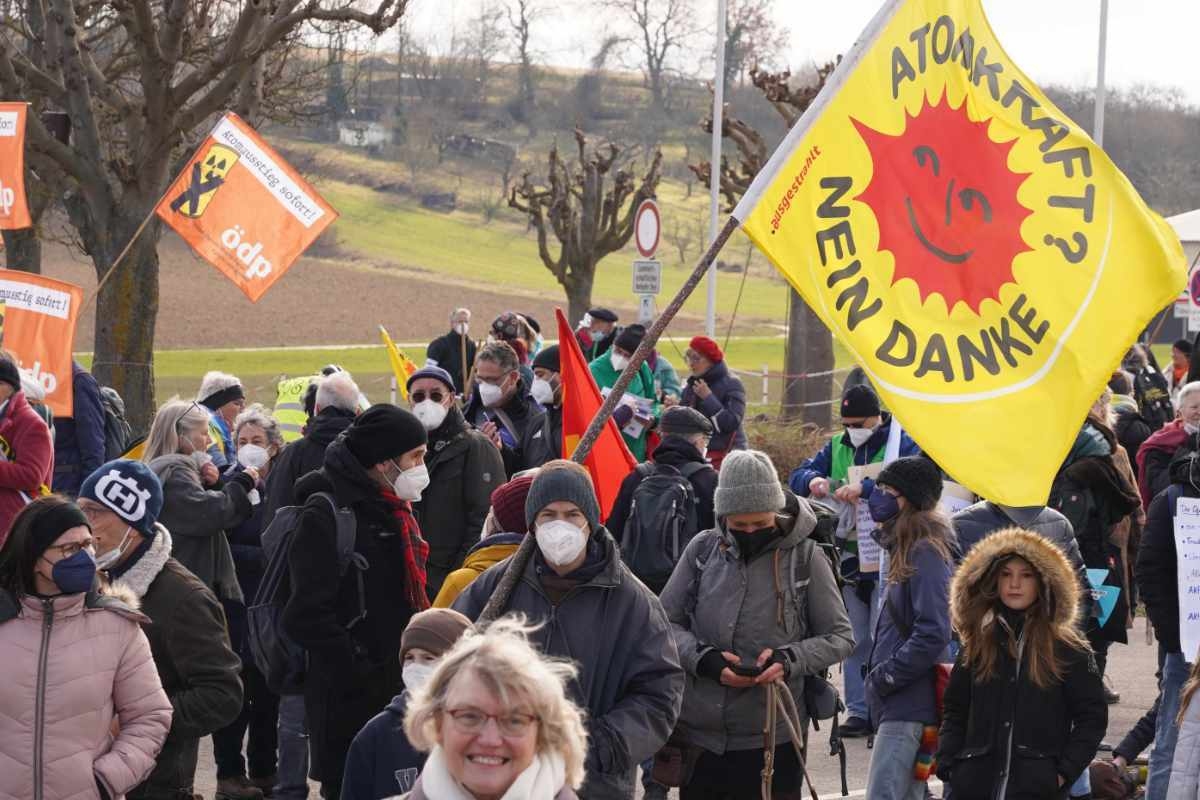 Hunderte protestieren am Atomkraftwerk Neckarwestheim