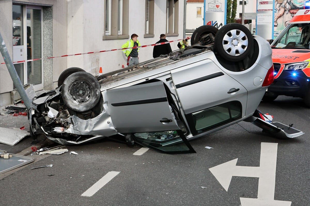 Skoda-kracht-gegen-Haus-und-berschl-gt-sich-Fahrerin-und-Tochter-verletzt
