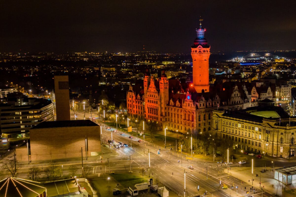 Buildings all over the city shine: That’s why Leipzig shines orange today