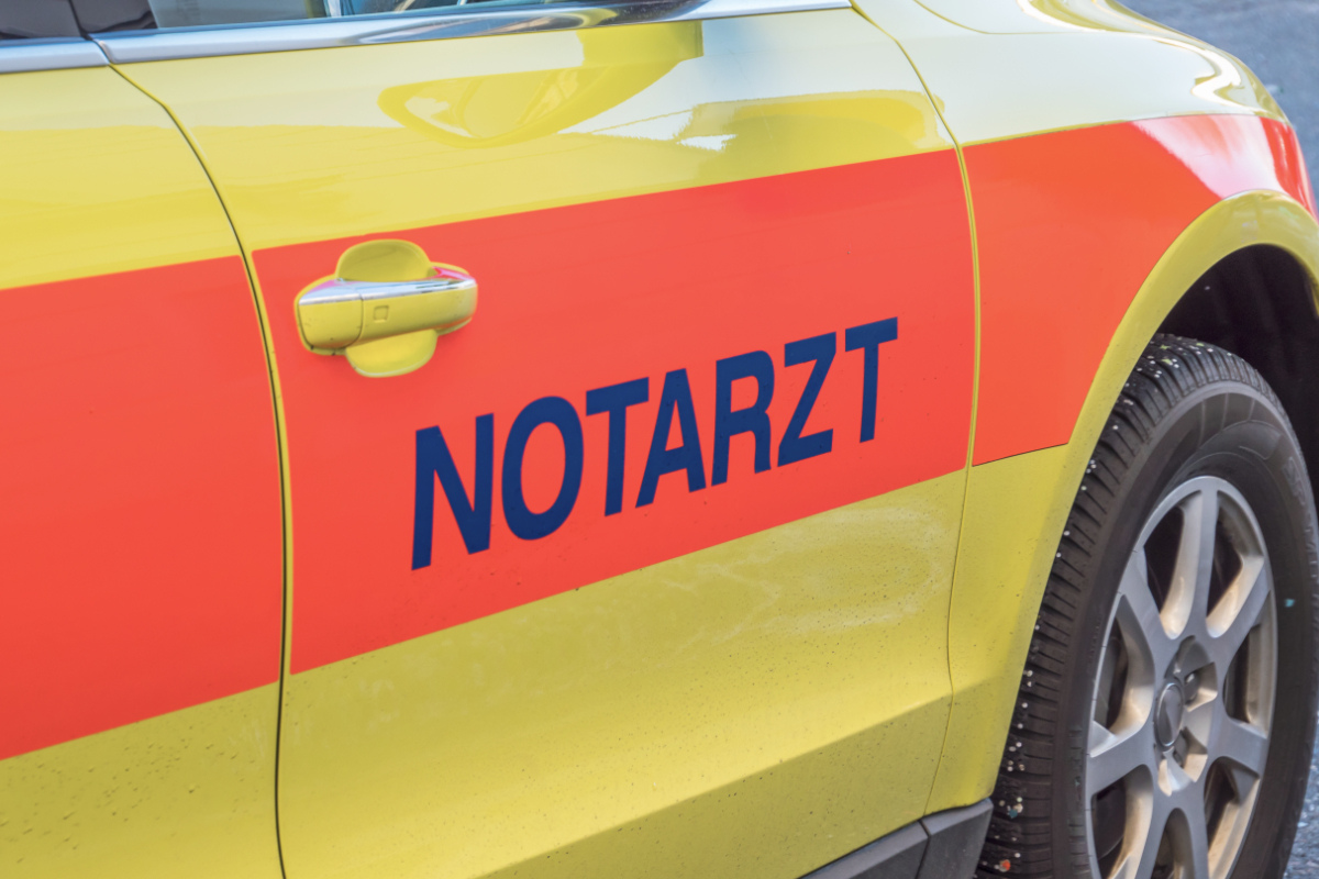 83-J-hrige-f-hrt-in-Hauswand-und-verstirbt-an-Unfallstelle