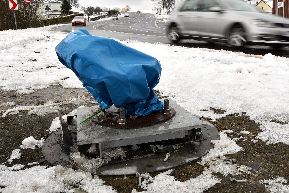 Fester Blitzer An B174 Umgefahren: Mehrere Zehntausend Euro Schaden