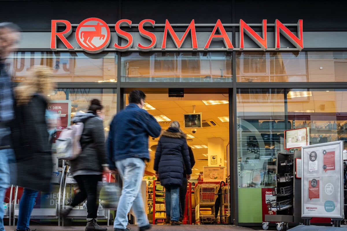 Diebin-steckt-Parf-ms-im-Rossmann-ein-Beim-Auffliegen-greift-sie-die-Mitarbeiter-an