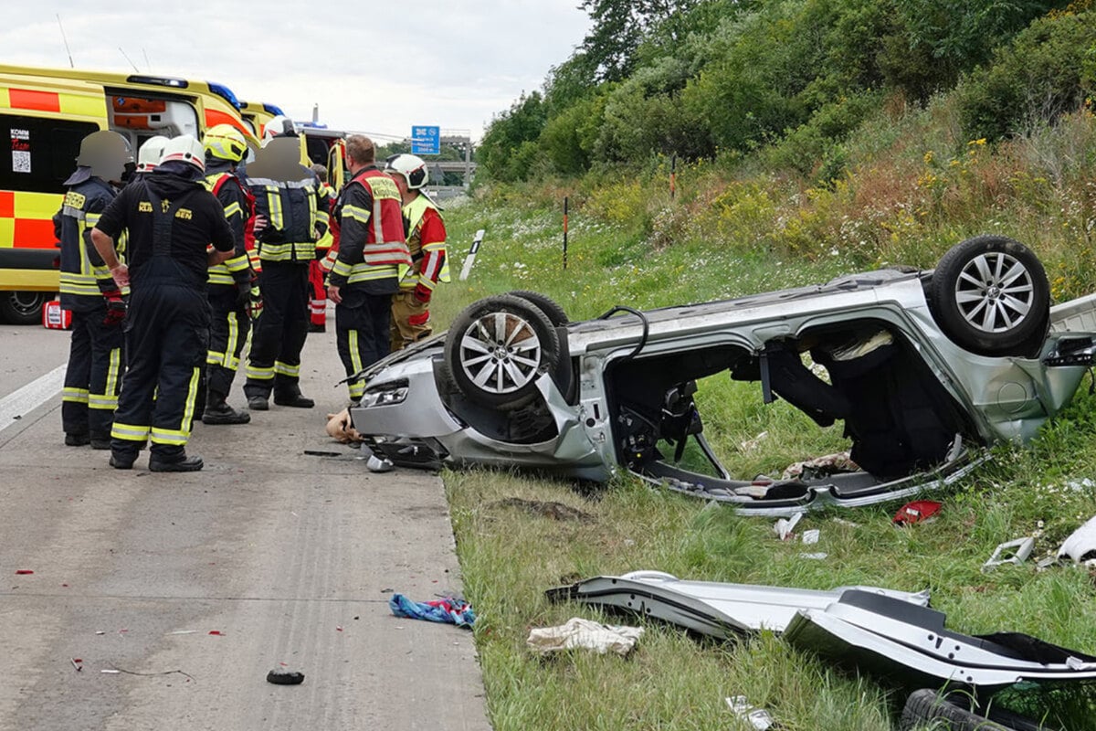 Schlimmer-Unfall-auf-A4-Lkw-prallt-auf-Standstreifen-in-VW-zwei-Personen-schwer-verletzt