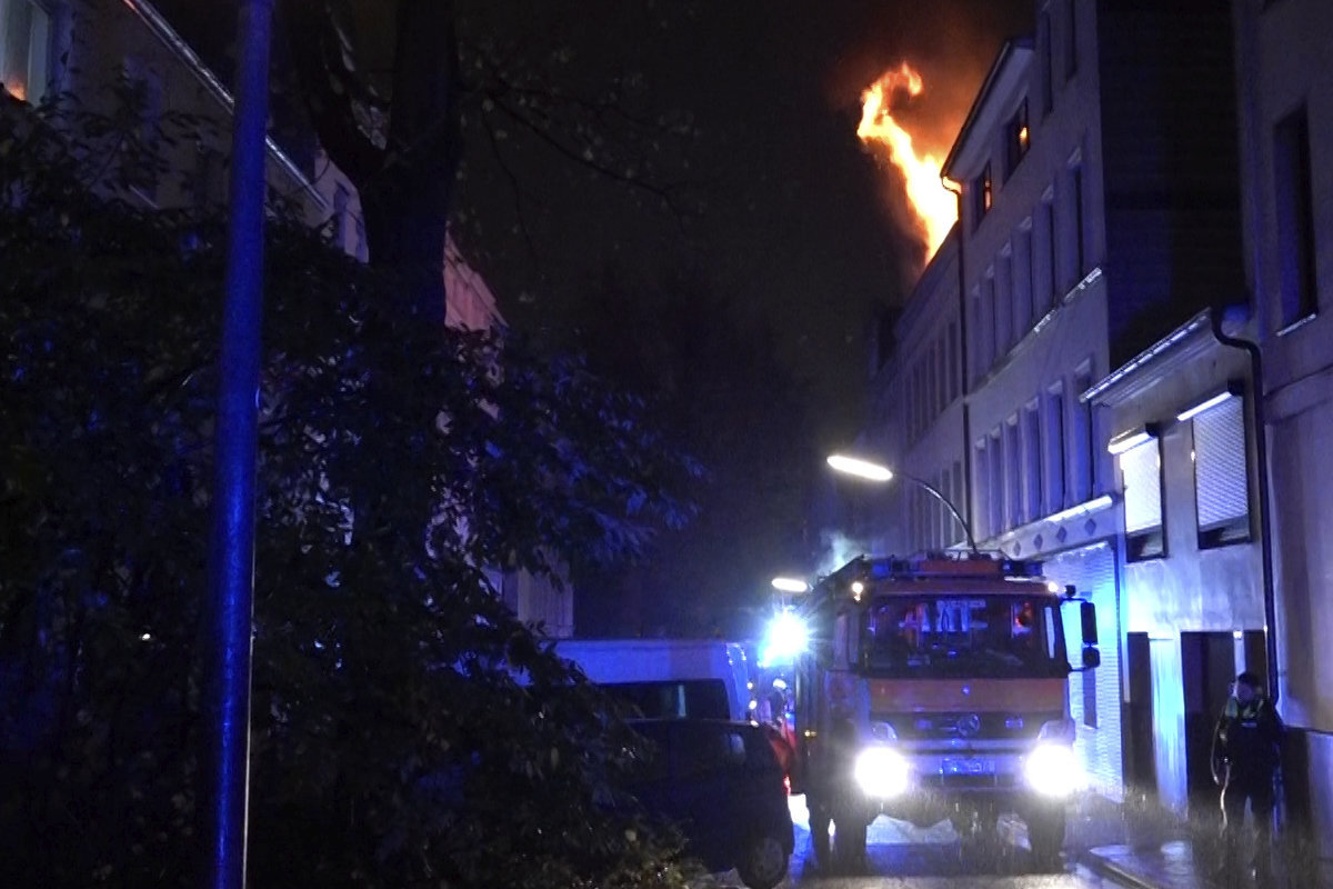Feuer im Phoenix-Viertel: Flammen schlagen aus Dachwohnung